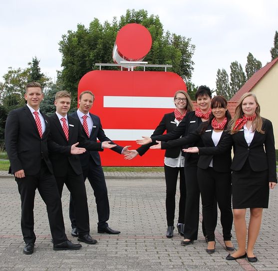 BA-Student Leopold Streit und die Azubis Martin Fröhlich, Ruslan Kosjan, Saskia Weißbach, Peggy Donath, Annegret Lugenheim und Isabel Redmer freuen sich auf die Besucher der Minimathematikum-Ausstellung. Foto: KSK