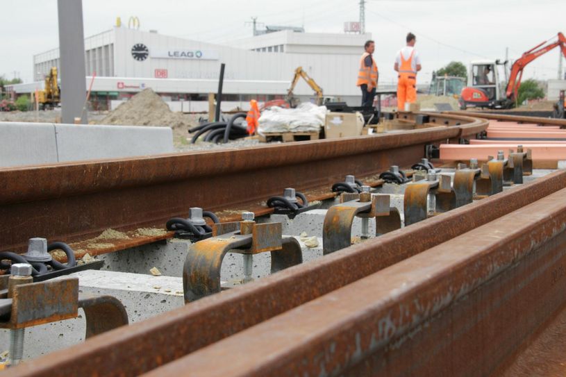 Im Zuge der Arbeiten am künftigen Mobilitätszentrum muss auch der Eingang Ostseite des Hauptbahnhofes (Hintergrund) zeitweise gesperrt werden. Auch die SB-Geschäftsstelle der Sparkasse Spree-Neiße ist davon betroffen. Foto: jho