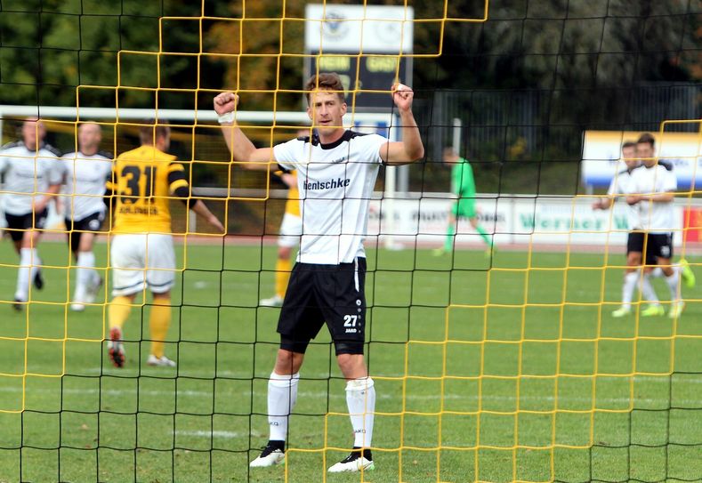 Martin Hoßmang bejubelt seinen Ausgleichstreffer per Elfmeter. Fotos: Zettl