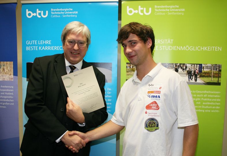 Der Präsident der BTU Cottbus-Senftenberg, Prof. Dr.-Ing. Jörg Steinbach (li.), überreichte den Mitgliedern des studentischen Teams Lausitz Dynamics – hier dem Team-Manager, Daniel Britz – Anerkennungsurkunden. Foto: Ralf-Peter Witzmann