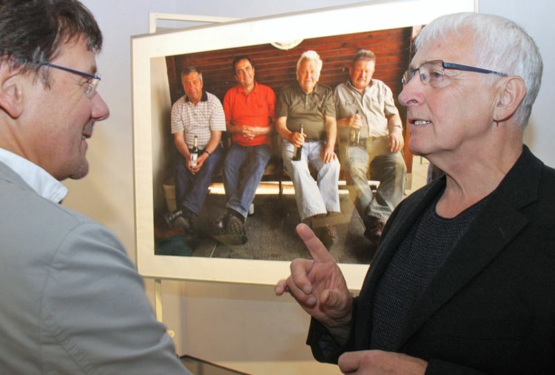 Zur Austellungseröffnung: Paul Böckelmann (re.) und Kulturamtsleiter Andreas Pöchl.                           Foto: J. Weser