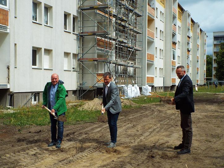 Karsten Strüver, Bengt Kanzler und Alexander Kohl beim symbolischen Spatenstich. Foto: pm