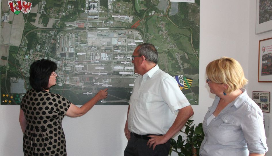 Strukturentwicklung findet besonders im Industriepark Schwarze Pumpe statt. Doch auch die Erhöhung der Attraktivität der Stadt Spremberg und ihrer Ortsteile ist enorm wichtig. Christine Herntier lädt mit Markus Füller und Manuela Kohlbacher (v.l.n.r.) zu Bürgergesprächen ein. Foto: Carola Zedler