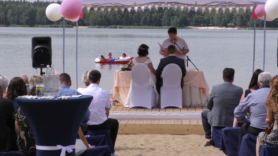 Sich das »Ja-Wort« unter freiem Himmel zu geben, ist jetzt auch am Strand des Grünewalder Lauch möglich. Foto: Stadt Lauchhammer