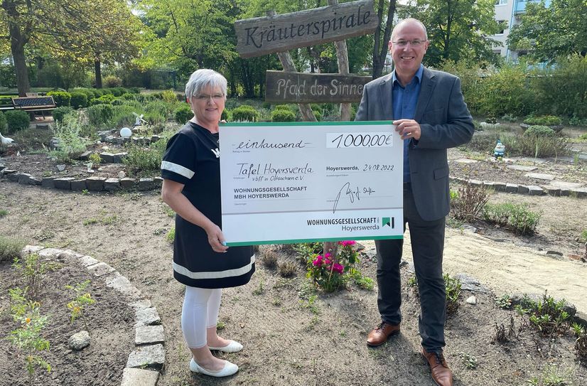 Madlen Krenz und Steffen Markgraf mit dem großen Spendenscheck der Wohnungsgesellschaft.
