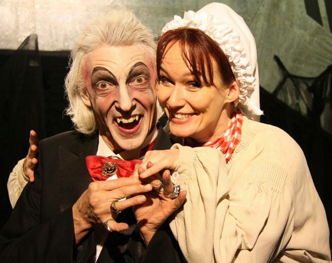 König hier als Dracula mit Appetit auf die fesche Bäckerstochter