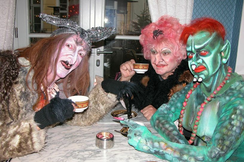 Eine seiner besten Rollen ist die Baba Jaga, hier links im Bild beim Hexentreff 2005 im Coselpalais.