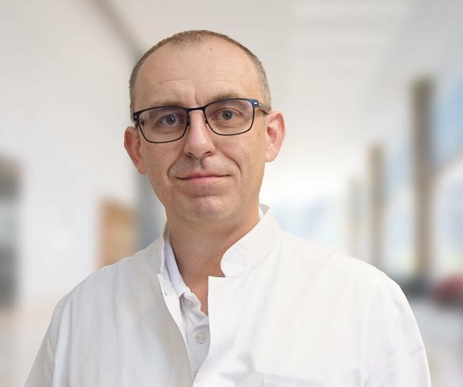 Kardiologe Piotr Swietlicki ist neuer Chefarzt am Naemi-Wilke-Stift. Gleichzeitig arbeitet er am Carl-Thiem-Klinikum in Cottbus. 
Diese Kooperation der beiden Krankenhäuser verbessert die Patientenversorgung in der Region.