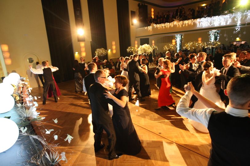 Bäumchen Wechsel dich. Im vorigen Jahr eröffnete Kultusministerin Brunhild Kurth (Mi.) den Ball.     Foto: Förster