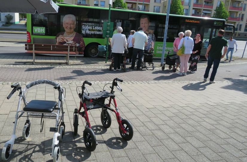 In Hoyerswerda wird am Donnerstag wieder ein Rollatorentraining angeboten. Senioren lernen dabei unter anderem, das Einsteigen in den Bus mit dem Hilfsmittel gut zu meistern.