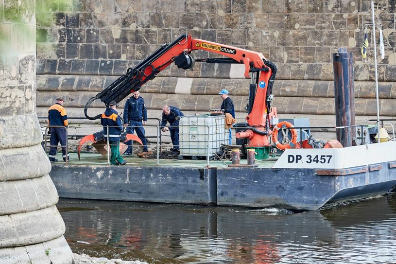 Bergungsarbeiten unter Pirnas Stadtbrücke. Foto: Marko Förster