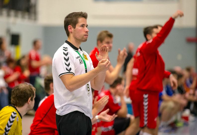 Trainer Alexander Hübner verfolgte das Spiel aufmerksam aber sehr entspannt.    Foto: N. Förster