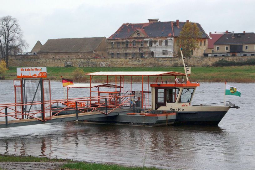 Die Fähre zwischen Riesa und Promnitz wird künftig nicht mehr unter den orangenen Farben der Stadtwerke fahren. Ab April übernimmt die VGM das »Wassertaxi. Foto: Farrar