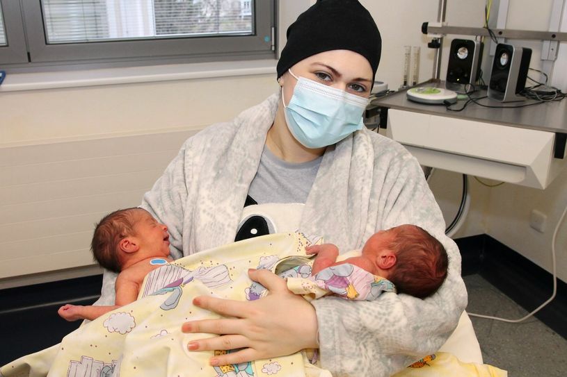 Mutter Noha Alaakad mit ihren beiden Jungs Adam und Ezat. Foto: Gernot Schweitzer/LSK