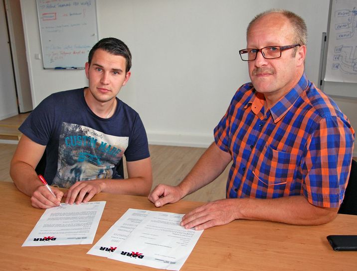 Lehrling und ab Oktober dualer Student Dennis Muschick (li.) sowie Kai Schultchen, Geschäftsführer der Dörr GmbH in Lübben. Foto: HWK Cottbus