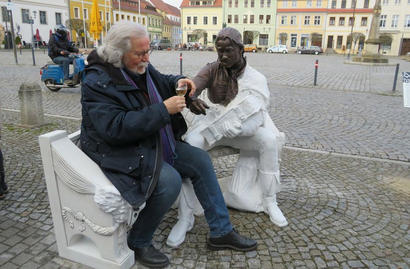 Krabat-Darsteller Wolfgang Krauß war einer der ersten, die auf der neuen Krabat-SkulpTOUR-Bank platznehmen durften.