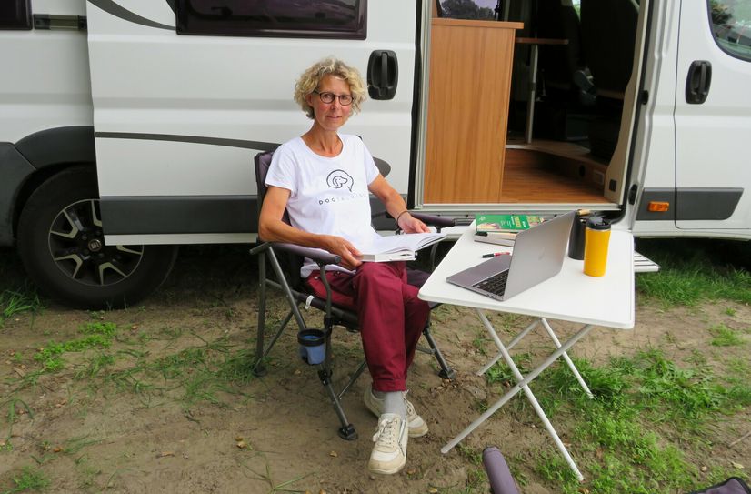 Susie Last freut sich auf ihre bevorstehende Ländertour, bei der die Hundeexpertin auch in Lauta mit ihrem Wohnmobil Station macht.