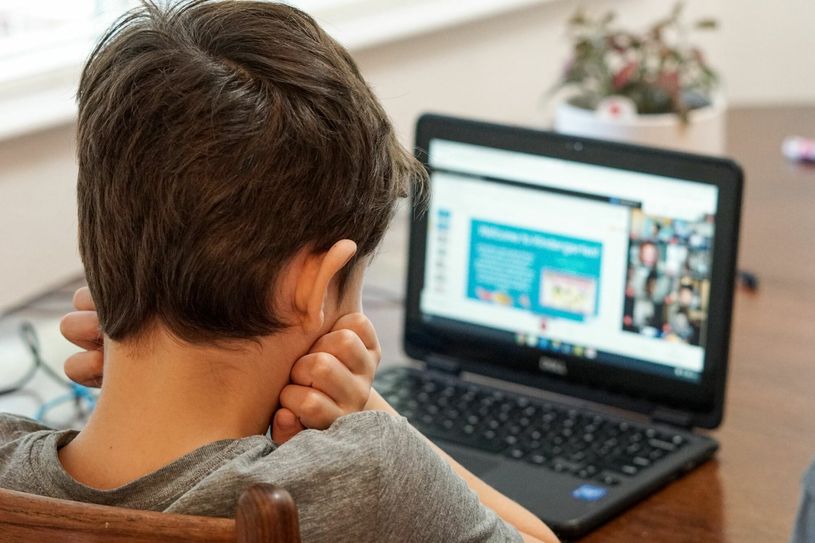 Die jüngere Generation sitzt häufig am Rechner und konsumiert Medien.