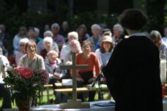Pfingstgottesdienst auf der Wiese hinter dem Diakonie- und Kirchgemeindezentrum Pirna-Copitz mit Superintendentin Brigitte Lammert in 2023.