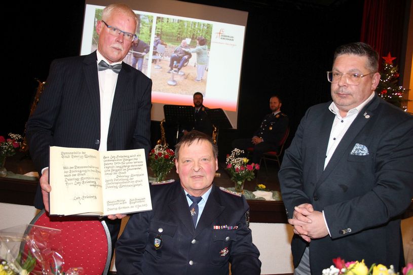 Einer der mit Herz und Seele Feuerwehrmann ist, steht nun im großen Buch verdienter Bürgerinnen und Bürger der Stadt Doberlug-Kirchhain: Lutz Grünberg (Bildmitte). Signiert von Bürgermeister Bodo Broszinski (l) und SVV-Chef Sebastian Rudolph (r.).