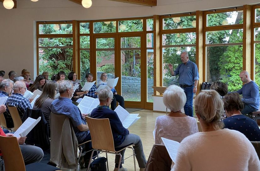 Kantor Johannes Leonardy aus Lübben leitet die Proben für die »Harmoniemesse«.
