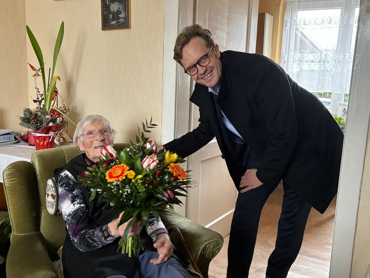 Blumen für Senftenbergs älteste Einwohnerin. Bürgermeister Andreas Pfeiffer gratuliert Johanna Neumann zum 104.Geburtstag.