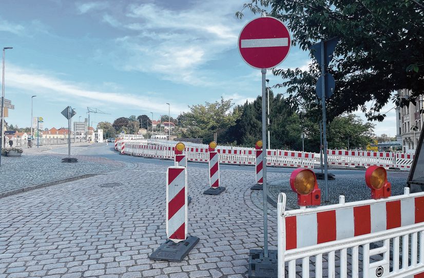 Zufahrt auf die Elbbrücke - Halbseitige Sperrung wechselt jetzt die Seite.
