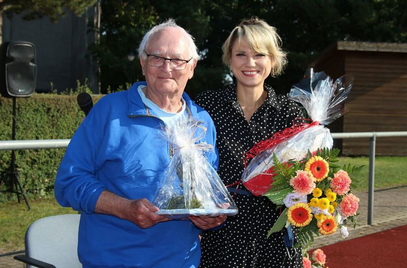 Immer wenn Dieter Wils seine eigenen Sportlerinnen und Sportler ehrt, holt sich der Mann Verstärkung. 2021 war Wetterfee Joanna Jambor dabei.