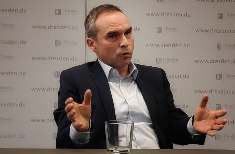 Thomas Alscher, Geschäftsführer von Hentschke Bau, legt dar, wie der Abriss vonstatten gehen soll.