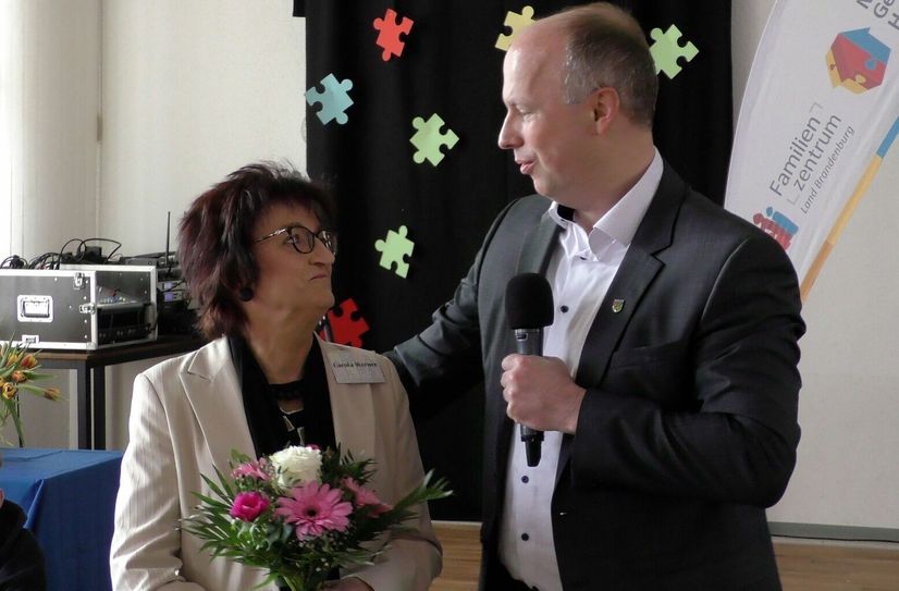 Bürgermeister Mirko Buhr verabschiedet Carola Werner in den Ruhestand.