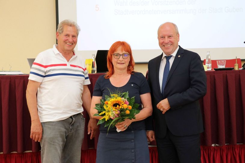 Klaus Schneider und Bürgermeister Fred Mahro beglückwünschten die erneut gewählte Vorsitzende, Berit Kreisig.