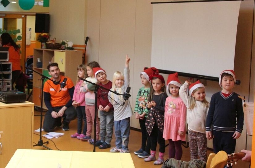 Ein buntes Programm boten die Kinder der Fröbel-Kita am 13. Dezember den Gästen, die zum zehnjährigen Bestehen gratulierten.
