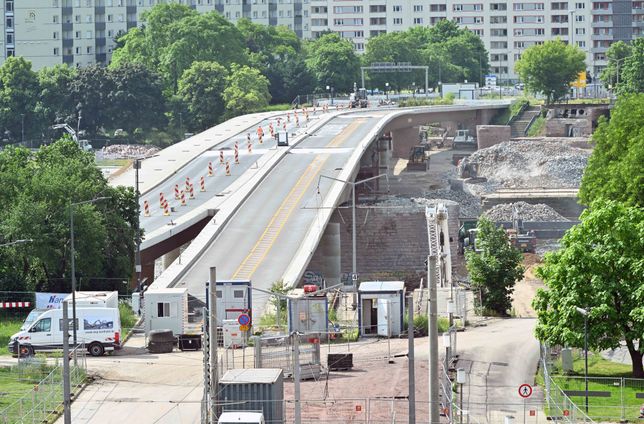 Vier KfZ-Spuren, drei oder gar keine Autos - die Meinungen für die neue Brücke gehen weit auseinander.