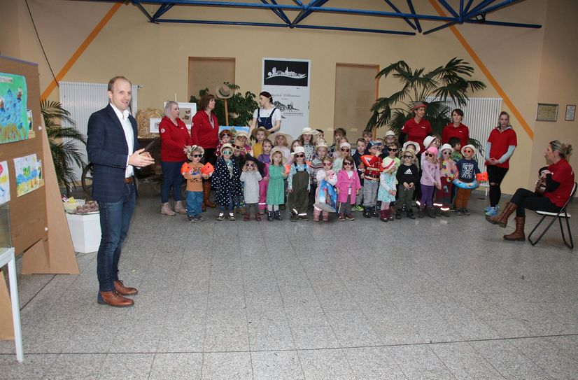 Bürgermeister Stephan Bawey eröffnete mit Kindern der DRK Kita »Villa Regenbo- gen« die Ausstellung. Die Knirpse sangen dabei ihre »Kiebitz-Hymne«.