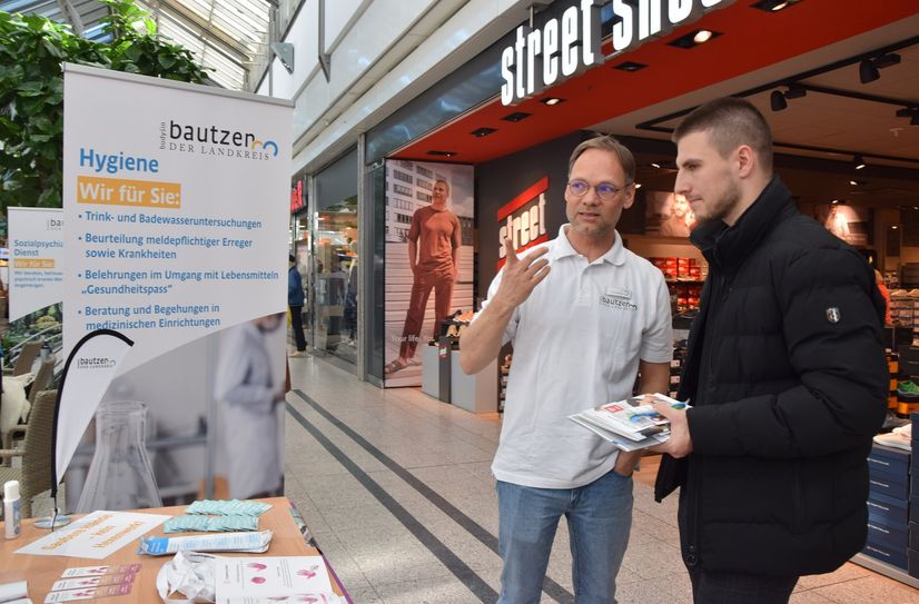 Thomas Mesabrowski (l.) vom Gesundheitsamt erklärt Tim Felgenträger Wege, die das Entstehen und die Verbreitung resistenter Bakterien verhindern.