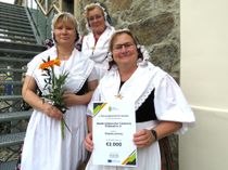 Zu den Preisträgern gehört der Niederschlesische Tanzkreis Rübezahl e.V., vertreten durch Marion Haupt sowie Beatrix und Constanze Rudolph (v.l.n.r.).