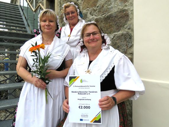Zu den Preisträgern gehört der Niederschlesische Tanzkreis Rübezahl e.V., vertreten durch Marion Haupt sowie Beatrix und Constanze Rudolph (v.l.n.r.).