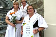 Zu den Preisträgern gehört der Niederschlesische Tanzkreis Rübezahl e.V., vertreten durch Marion Haupt sowie Beatrix und Constanze Rudolph (v.l.n.r.).
