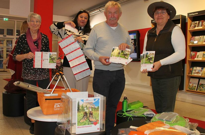 Präsentieren den neuen Wanderkalender (v.l.n.r.): Rita Hecht vom TSV Lubwart Bad Liebenwerda e.V., Kerstin Jahre, Leiterin der Tourist Information, Günther Barth vom Verein für Stadtmarketing und Wirtschaft e.V. sowie Ina Tschiesche von der Naturwacht Bad Liebenwerda.