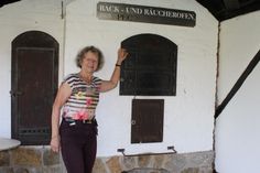 Die stellvertretende Vorsitzende des Heimat- und Kulturvereins der Gemeinde Nebelschütz, Karin Besser, am Back- und Räucherofen. Hier soll künftig wieder Pizza gebacken werden.