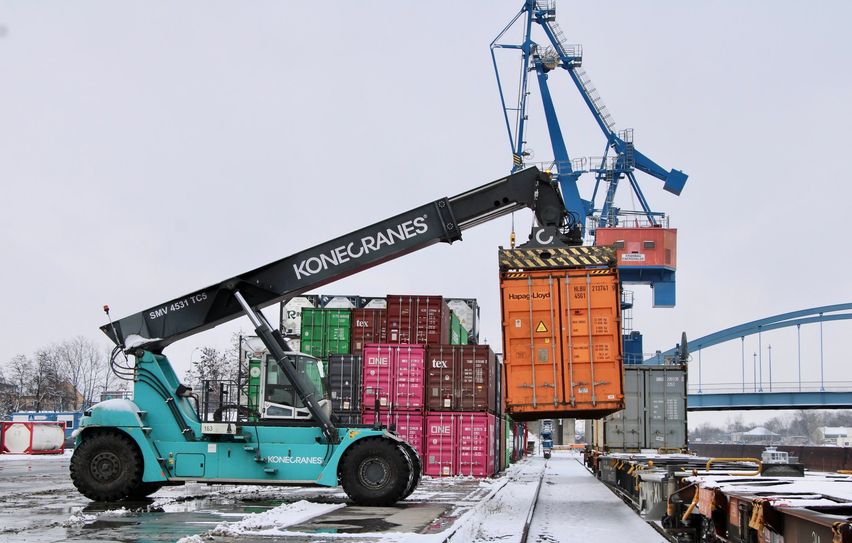 Beladung es eines Zuges am Containerterminal im Riesaer Hafen. 
Foto: Kaminski