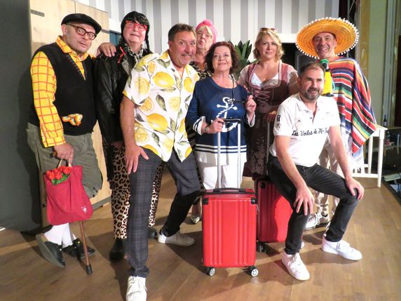 Die Schauspieler Thomas Rauch, Hans-Jörg Hombsch, Thomas Böttcher, Peter Splitt, Kati Grasse, Norma Fehre, Regisseur Alexander Siebecke und Jens Albrecht (v.l.n.r.) wachsen als Team über sich hinaus, wenn es in 80 Tagen ums Haus gehen soll.