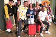 Die Schauspieler Thomas Rauch, Hans-Jörg Hombsch, Thomas Böttcher, Peter Splitt, Kati Grasse, Norma Fehre, Regisseur Alexander Siebecke und Jens Albrecht (v.l.n.r.) wachsen als Team über sich hinaus, wenn es in 80 Tagen ums Haus gehen soll.