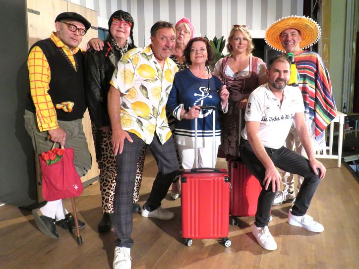 Die Schauspieler Thomas Rauch, Hans-Jörg Hombsch, Thomas Böttcher, Peter Splitt, Kati Grasse, Norma Fehre, Regisseur Alexander Siebecke und Jens Albrecht (v.l.n.r.) wachsen als Team über sich hinaus, wenn es in 80 Tagen ums Haus gehen soll.