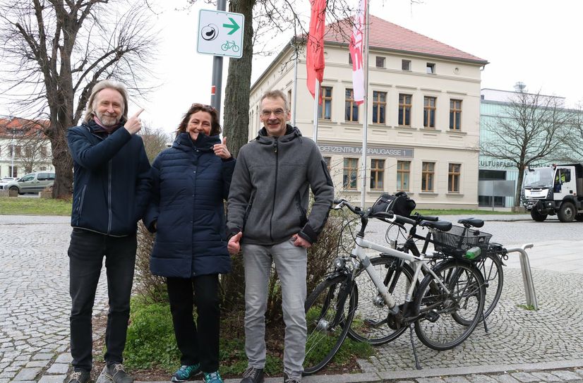 Uwe Proksch, Marita Gatzlaff und Götz Gleiche sind die neue Route schon einmal abgefahren.