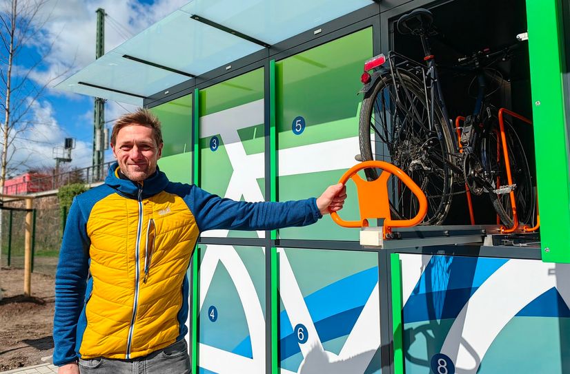 Tiefbauamtsleiter Oliver Lange zeigt , wie praktisch die Box ist.
