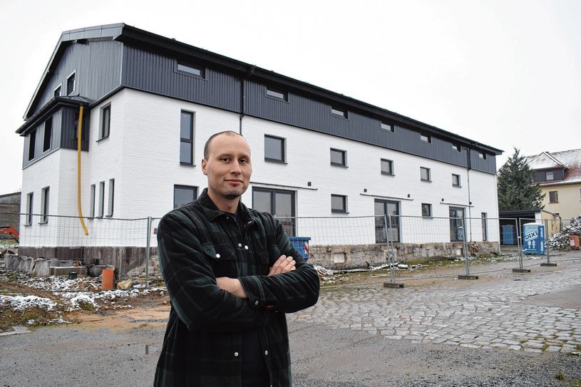Noch wird am Gebäude an der Straße der Jugend fleißig gewerkelt. Inhaber Robert Grützner möchte gegen Mitte 2024 vollständig mit seinem Unternehmen nach Burkau umziehen.