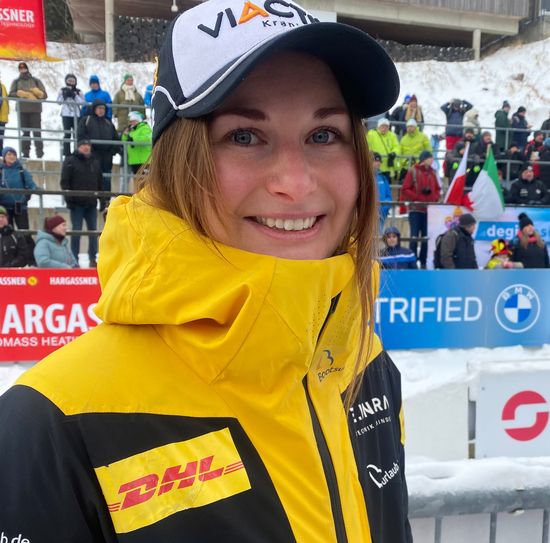 Julia Taubitz vor ihrem Fanblock in Altenberg.