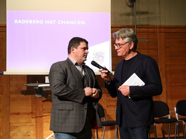 Moderator Peter Escher befragt Oberbürgermeister Frank Höhme (l.) zum Stand der Dinge in Sachen Bürgerentscheid.