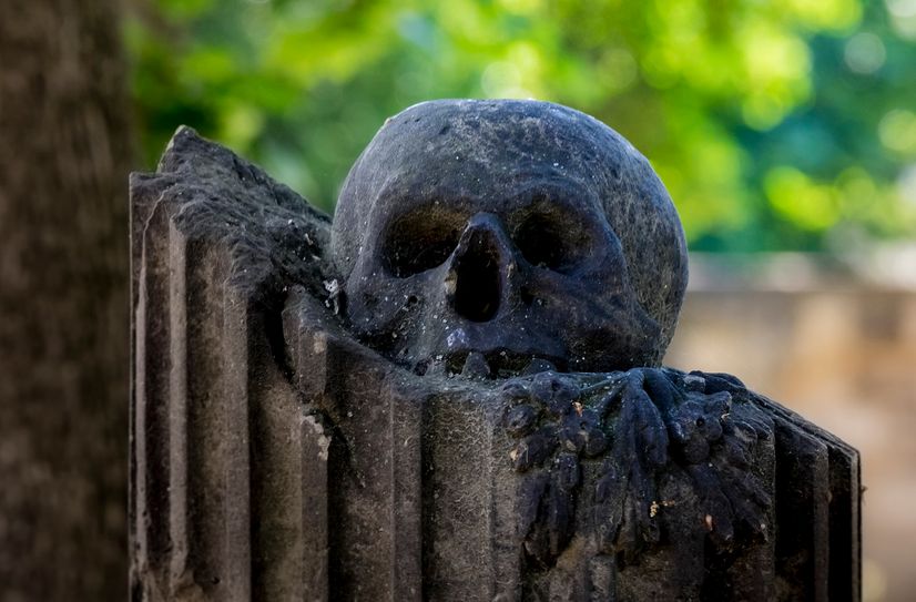 Die Grabmale erzählen vieles darüber, wie sich unsere Vorfahren den Tod vorstellten - und mit wie viel Würde sie dem Übergang in die andere Welt begegneten.